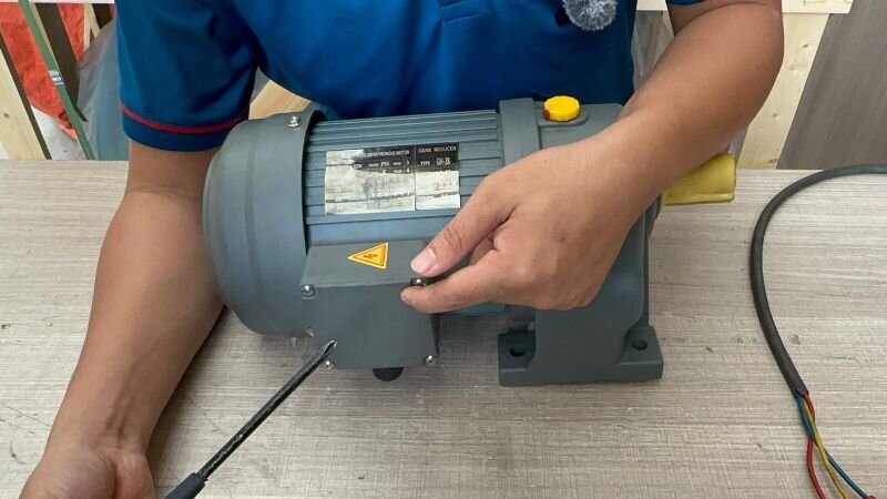 Guide on how to wire a 3-phase gear motor safely and easily