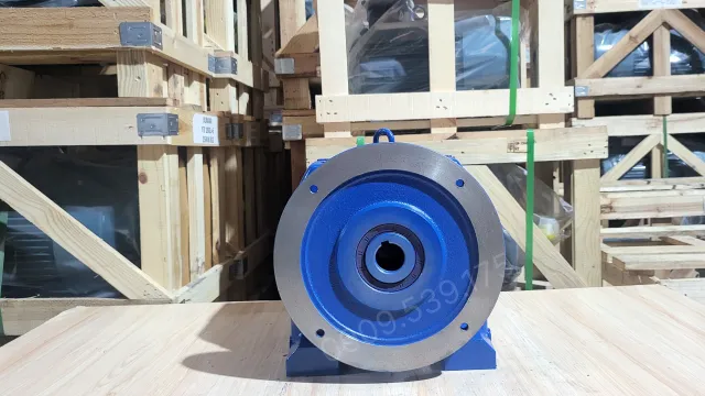 Đối diện mặt loa hộp giảm tốc tải nặng trục thẳng R 18.5kW 25Hp