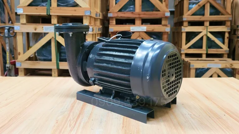 Góc bên phải của Máy bơm nước Teco 15kW 20Hp