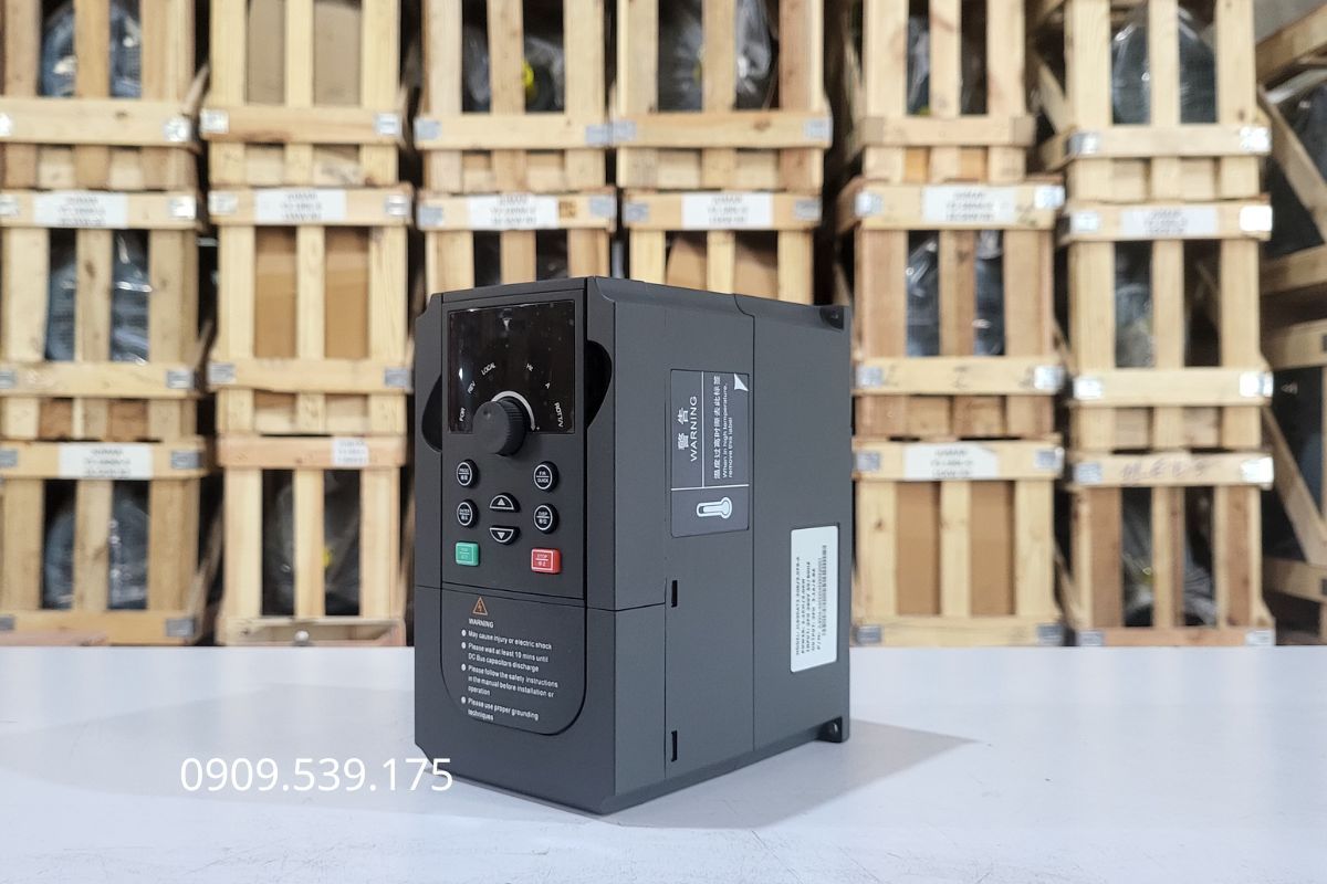 Kiểm tra tem động cơ và chuẩn bị dụng cụ trước khi đấu nối biến tần INVT