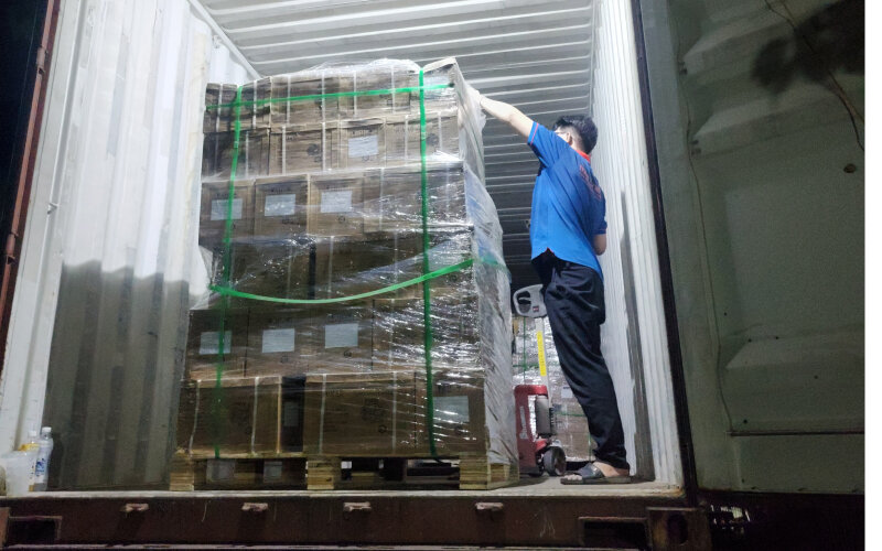 Nhân viên xuống hàng từ container