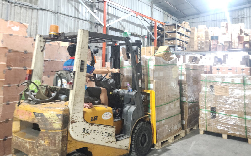 Chở motor điện vào kho bằng xe nâng