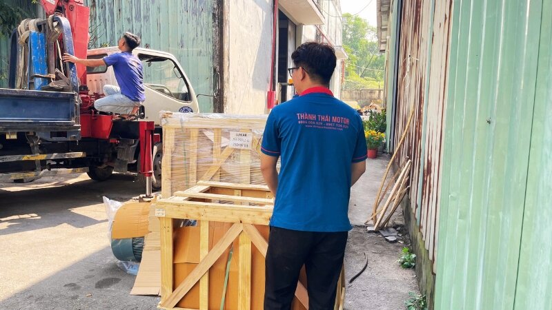 Những sản phẩm động cơ điện được đưa xuống từ container an toàn