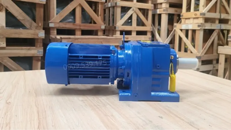 Động cơ giảm tốc 3 pha tải nặng trục thẳng R