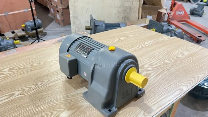Động cơ giảm tốc 3 pha từ 1.1kW đến 3.7kW