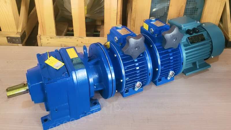 Heavy duty R-series inline helical gear motor under 1.1kW