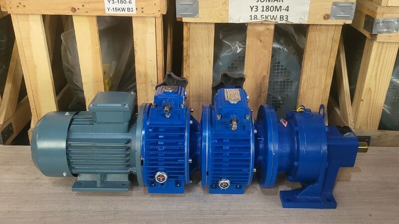 Cycloidal gearbox assembled with 2 mechanical speed variators and an electric motor