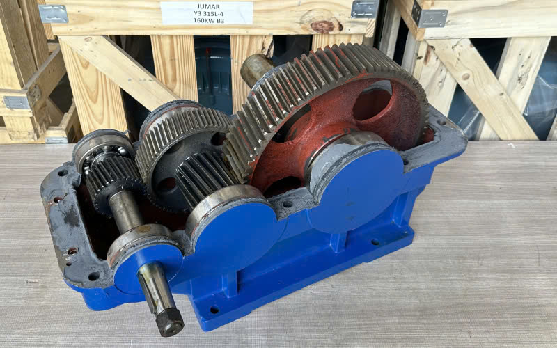 Internal structure of the ZQ 400 gearbox, using helical gears