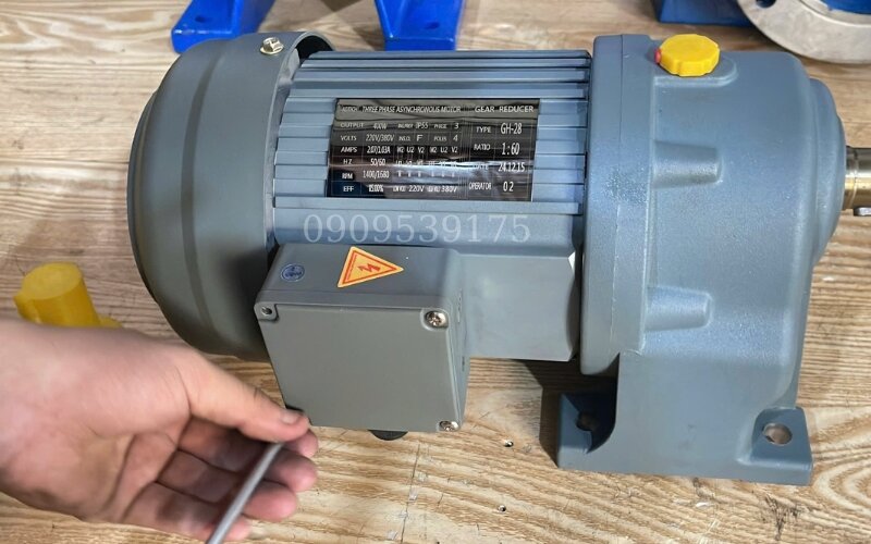 Tháo nắp hộp cực