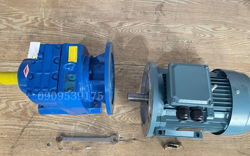 Dụng cụ cần chuẩn bị để lắp hộp giảm tốc với động cơ điện