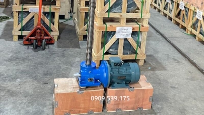Hộp giảm tốc vít me nâng hạ 1 cấp kết hợp với motor điện tại Thành Thái Motor.