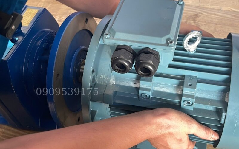 Cách lắp hộp giảm tốc tải nặng trục thẳng R với động cơ điện 3 pha