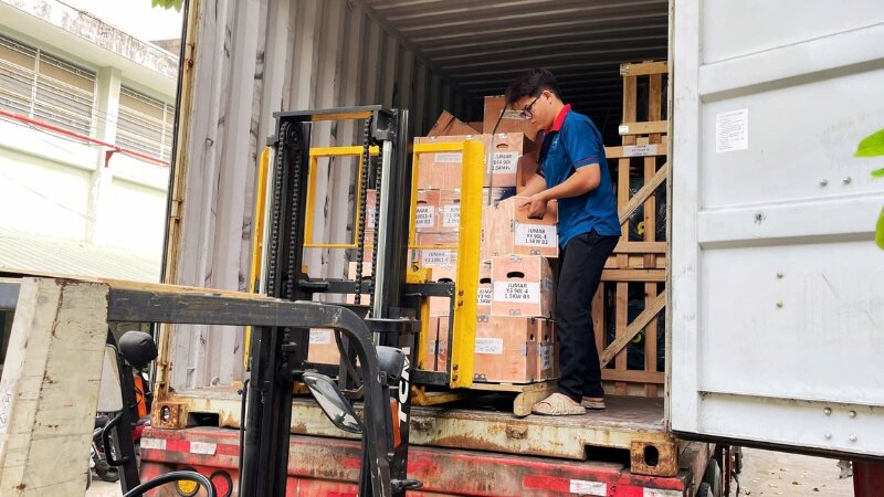 Nhân viên Thành Thái đang xuống hàng từ container