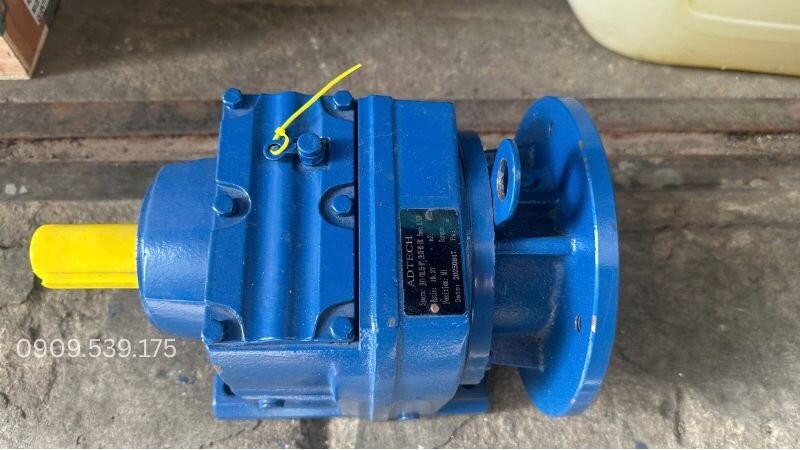 Changing oil for heavy duty right-angle shaft gearbox R