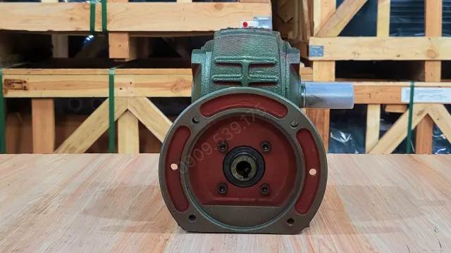 Góc bên trái hộp giảm tốc trục vít WPDA 60