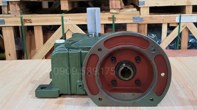 Góc bên phải của hộp giảm tốc trục vít WPDO 250