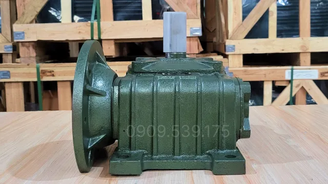Góc nhìn từ dưới lên hộp giảm tốc trục vít WPDO 250