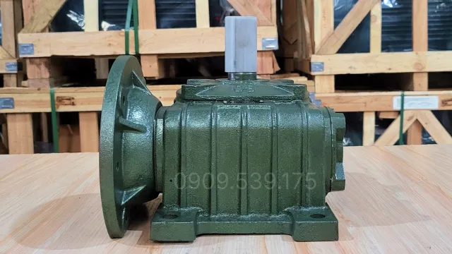 Góc nhìn từ dưới lên của hộp giảm tốc trục vít WPDO 200
