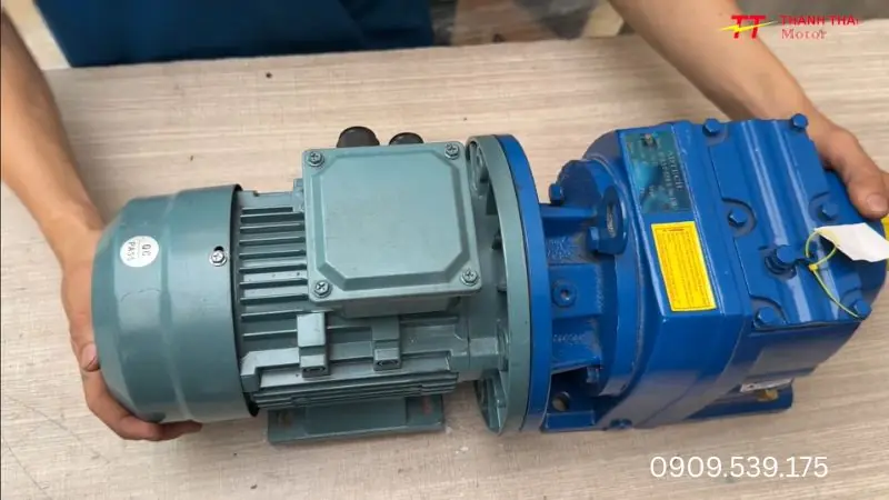 Installing the R-series heavy-duty inline gearbox with a 3-phase electric motor to ensure the highest technical standards