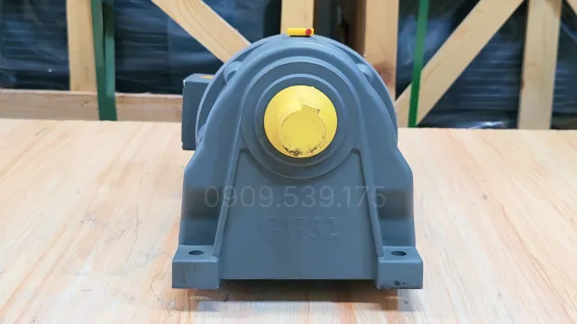 Phía sau là trục của Motor giảm tốc tải nặng có phanh 22kW 30Hp