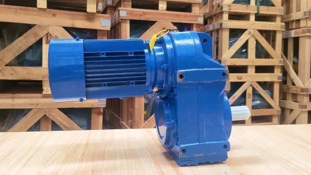 Góc bên trái của Motor giảm tốc tải nặng trục song song F 15kW 20Hp