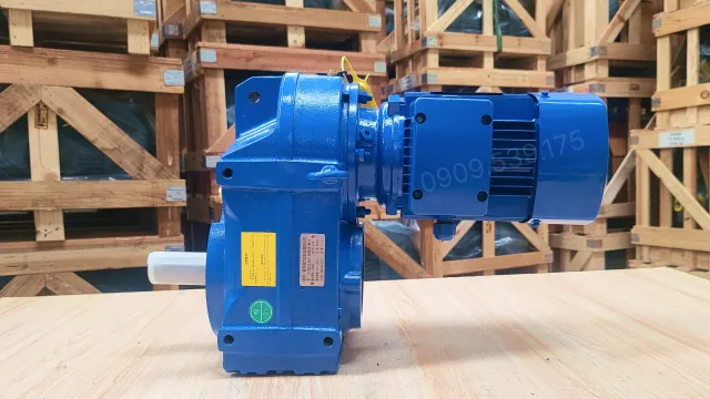Góc bên phải của Motor giảm tốc tải nặng trục song song F 18.5kW 25Hp