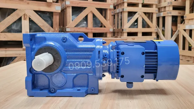 Góc bên phải của Motor giảm tốc tải nặng trục vuông góc K 18.5kW 25Hp