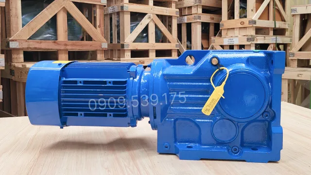 Góc bên trái của Motor giảm tốc tải nặng trục vuông góc K 18.5kW 25Hp