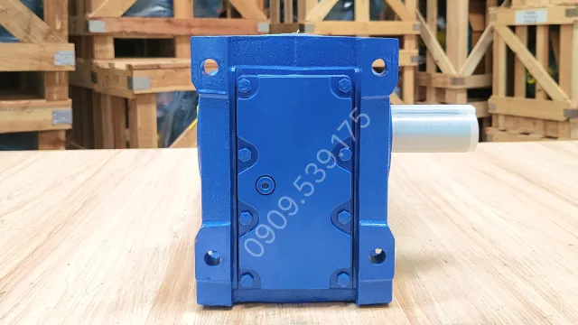 Góc phía sau của Motor giảm tốc tải nặng trục vuông góc K 18.5kW 25Hp