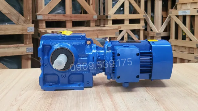 Góc bên phải của Motor giảm tốc tải nặng trục vuông góc S 22kW 30Hp