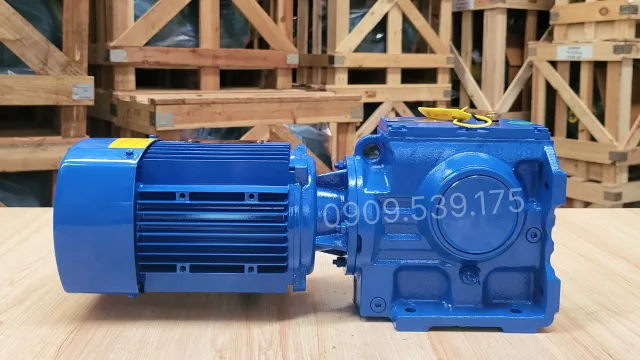 Góc bên trái của Motor giảm tốc tải nặng trục vuông góc S 7.5kW 10Hp