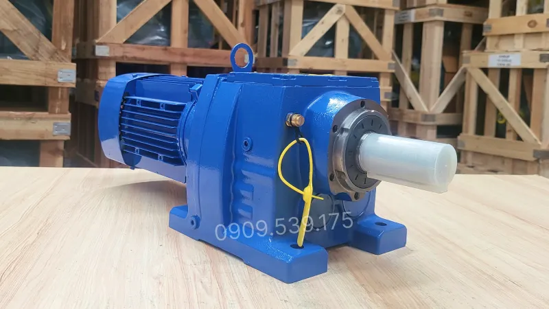 Overall design of Heavy Duty R-Series Inline Helical Gear Motor 4kW 5.5Hp