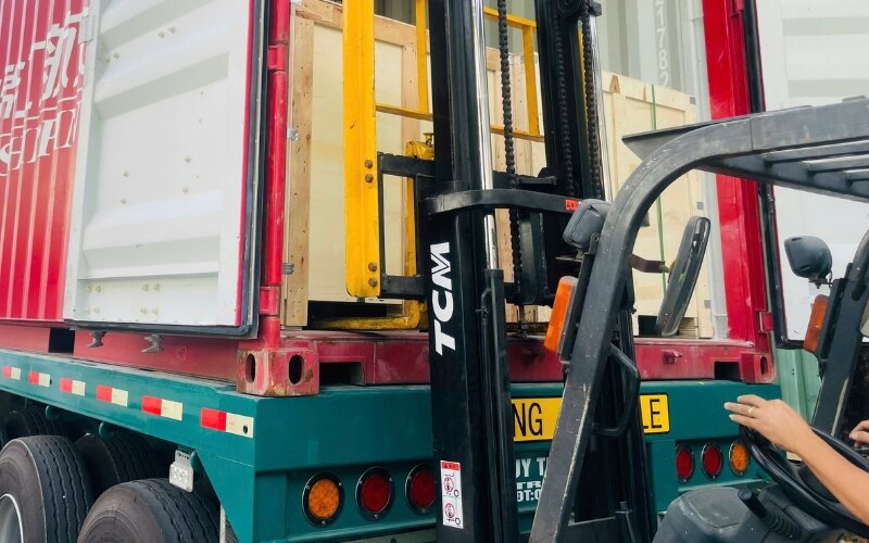 Hàng hóa được vận chuyển bằng xe nâng chuyên dụng