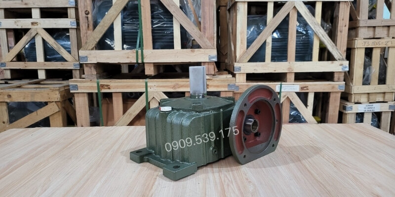 Hộp giảm tốc cốt âm thiết kế trục rỗng giúp dễ dàng lắp đặt trực tiếp lên trục máy, tiết kiệm thời gian và công sức