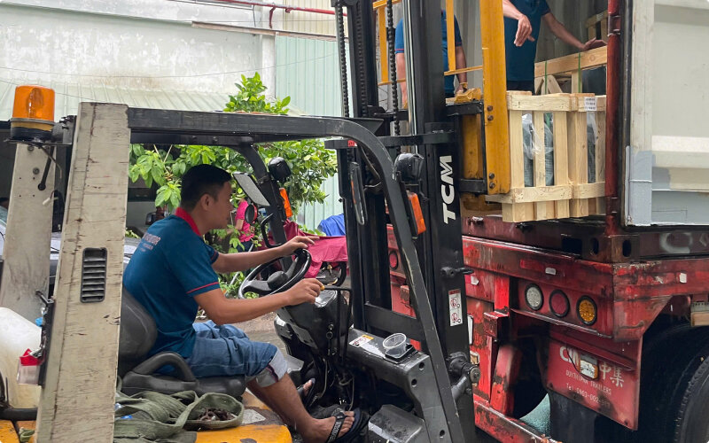 Mặc dù trời mưa, quá trình nhập kho vẫn được diễn ra 
