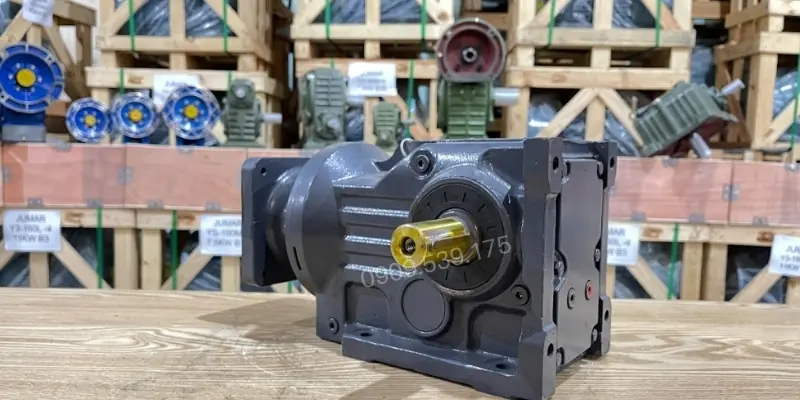 Khi tháo lắp hộp giảm tốc cần chú ý các chi tiết nhỏ để đảm bảo thiết bị hoạt động bình thường