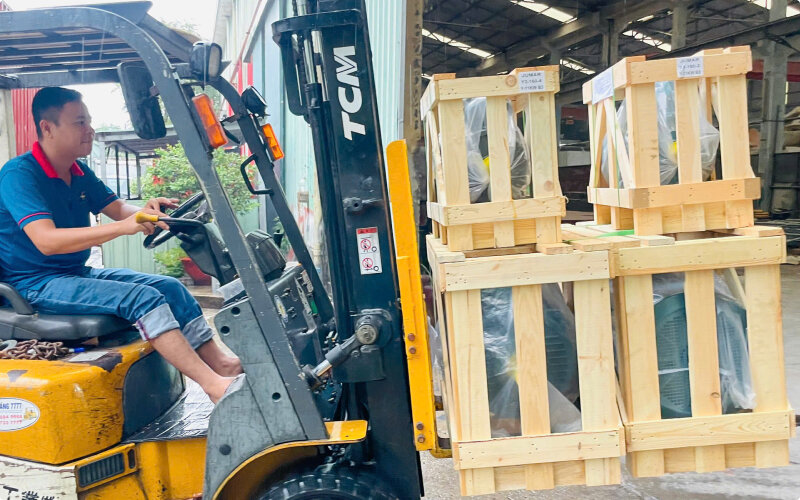 Hàng hoá được vận chuyển bằng xe nâng chuyên dụng