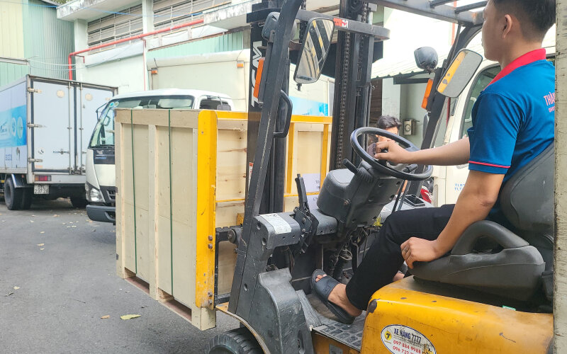 Hình ảnh quá trình nhập hàng hộp giảm tốc, biến tần và đầm rung