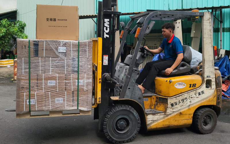 Hình ảnh quá trình nhập hàng hộp giảm tốc, biến tần và đầm rung