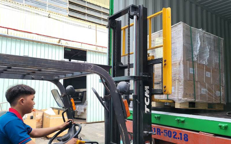 Hình ảnh quá trình nhập hàng hộp giảm tốc, biến tần và đầm rung