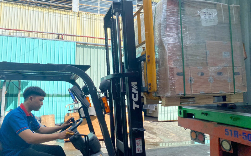Hình ảnh quá trình nhập hàng hộp giảm tốc, biến tần và đầm rung