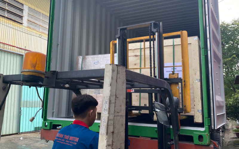 Hình ảnh quá trình nhập hàng hộp giảm tốc, biến tần và đầm rung