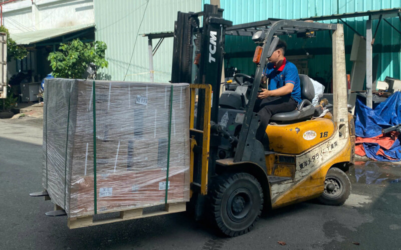 Hình ảnh quá trình nhập hàng hộp giảm tốc, biến tần và đầm rung
