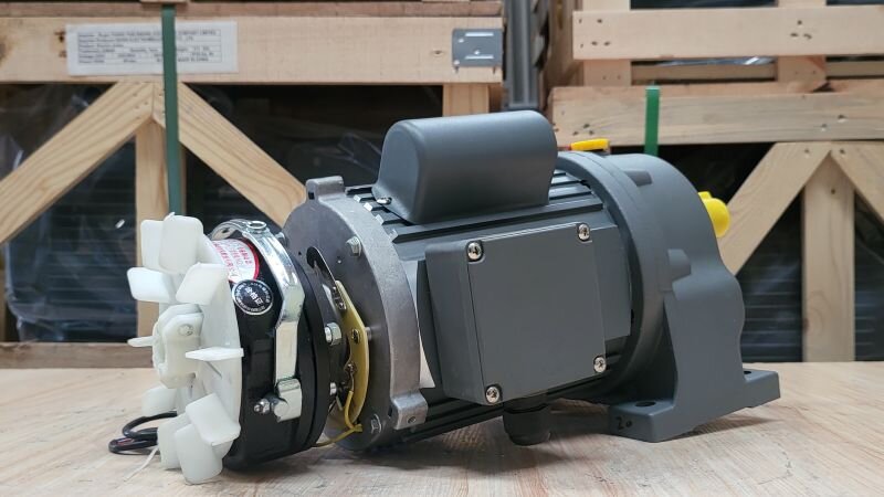 Động cơ giảm tốc có phanh 0.2kW 0.25Hp là sự kết hợp của động cơ điện, hộp giảm tốc và phanh từ