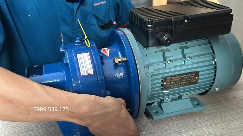 Tiếng hành lắp ốc vào động cơ điện và hộp số giảm tốc