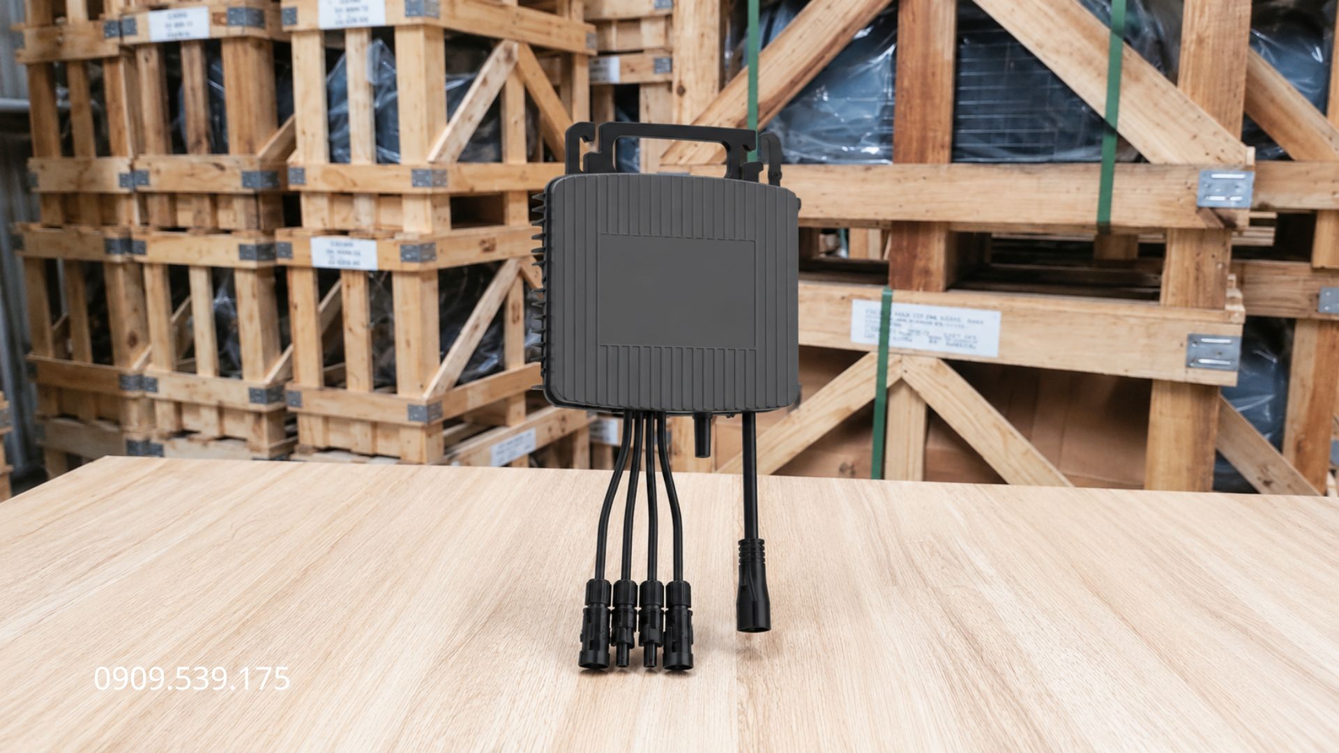 Micro inverter được lắp gần từng tấm pin, giúp mỗi tấm hoạt động độc lập