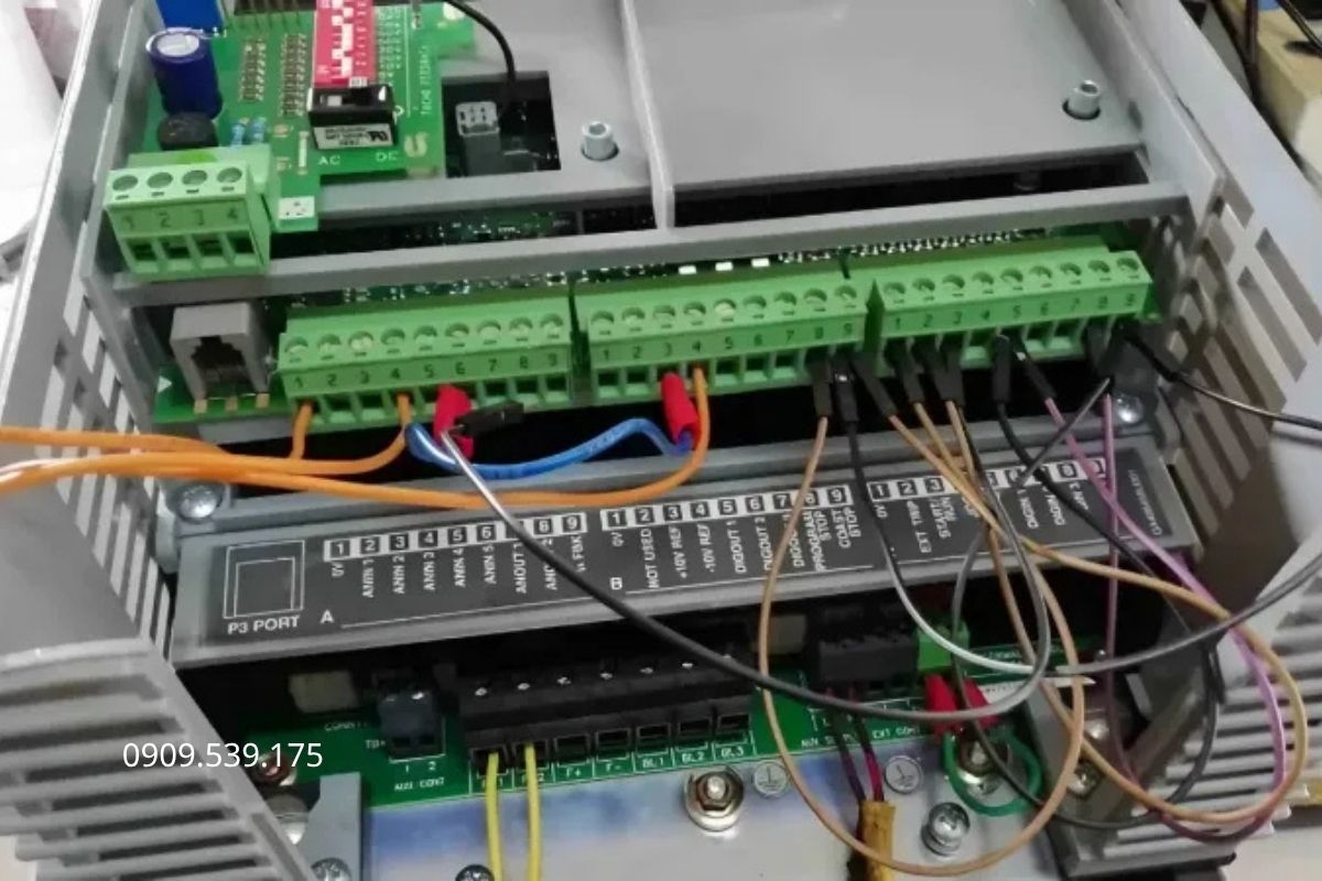 Sơ đồ đấu biến trở ngoài 10V, AVI và ACM để điều chỉnh tần số biến tần Delta