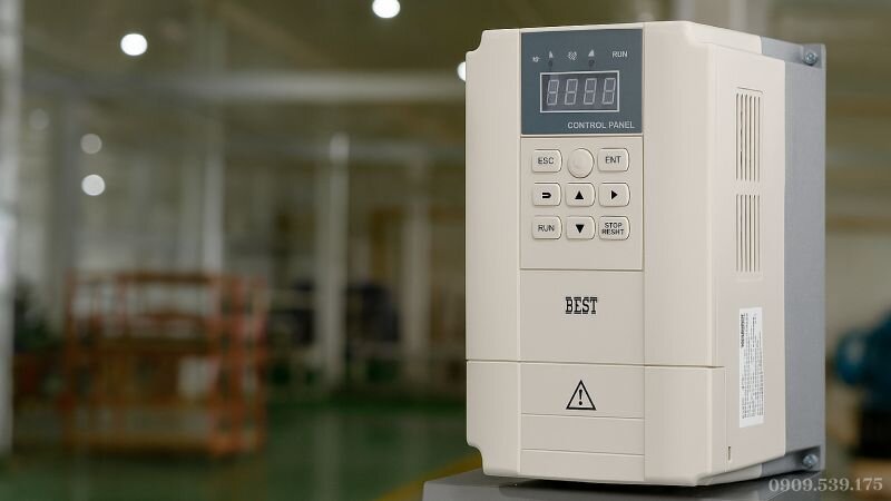 Biến tần Best đang kết nối với động cơ trong ứng dụng công nghiệp
