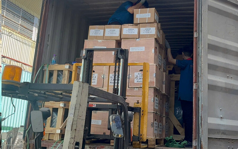Đưa hàng ra khỏi xe