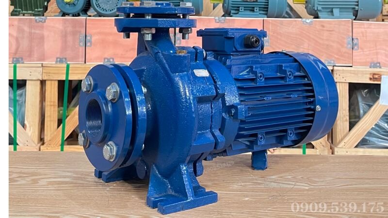 Hình ảnh máy bơm nước và đồng hồ đo lưu lượng minh họa khái niệm lưu lượng máy bơm